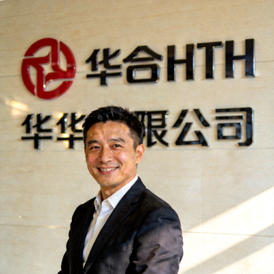 华体会HTH体育公司CEO张华先生半身照，面带自信微笑