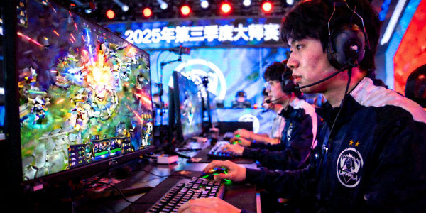 电子竞技选手在2025年第三季度大师赛中使用精准操作完成团战胜利