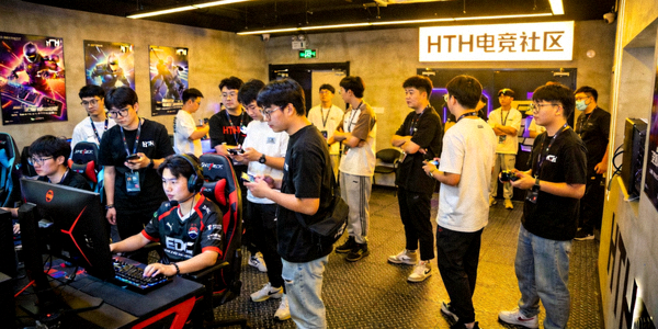 HTH电竞社区线下活动，玩家聚集体验新品并与职业选手交流